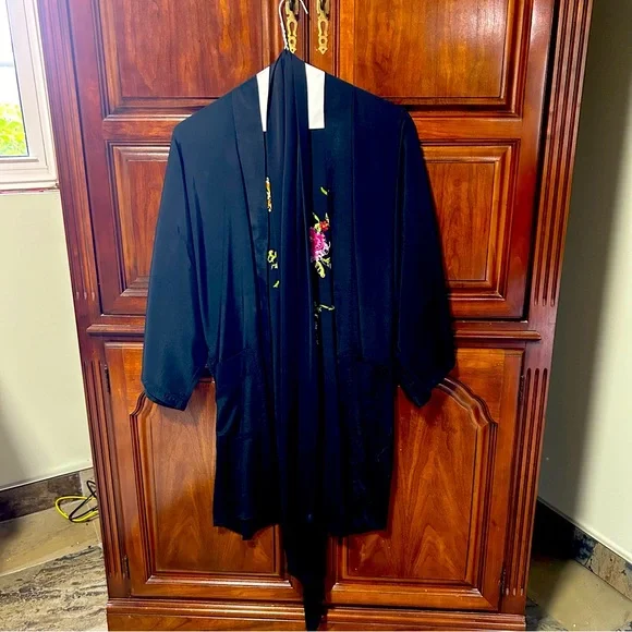 Handmade Embroidered Silk Robe - Picture 2 of 4